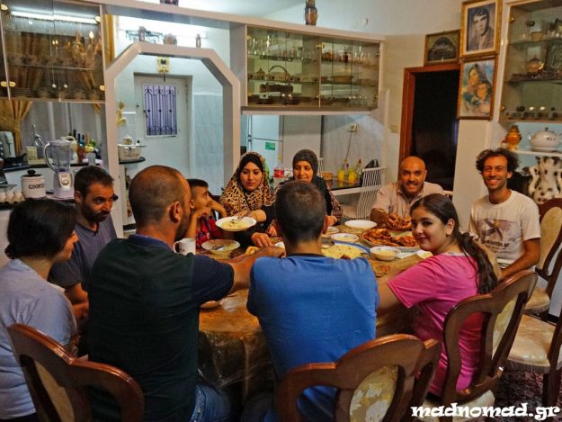 Ήταν περίοδος Ραμαζανιού κι έτυχε να βρισκόμαστε με την οικογένεια του Αχμέτ την ώρα που διακόπτεται η νηστεία της ημέρας, οπότε φυσικά μας προσκάλεσαν στο τραπέζι τους...