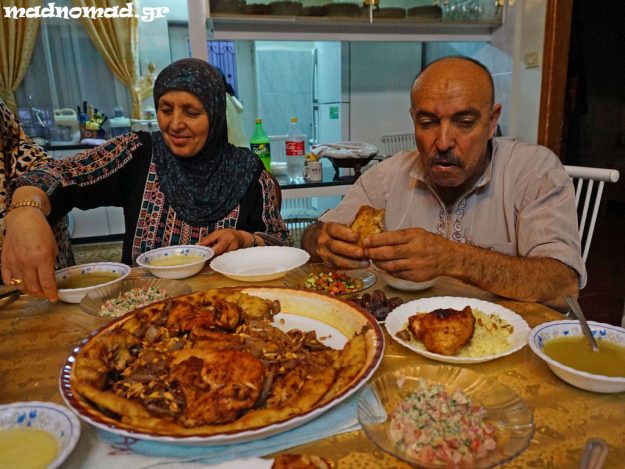 Μουσάχαν, το εθνικό φαγητό της Παλαιστίνης! Είναι κοτόπουλο ψημένο στο φούρνο πάνω σε αραβικές πίτες με σοταρισμένα κρεμμύδια και κουκουνάρια, σουμάκ, σαφράν και άλλα αρωματικά μπαχαρικά.